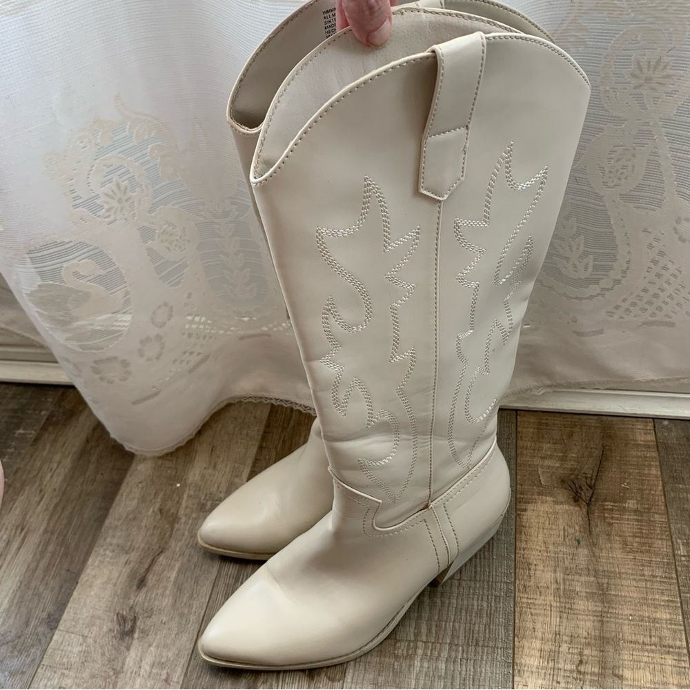 Madden NYC White Western Cowboy Boots Women’s Size 8.5 Pointed Toe Pull-On Style